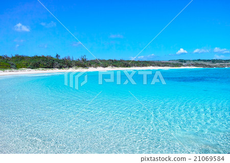 Beach of Irabujima Watamichi in summer (unmanned) 21069584
