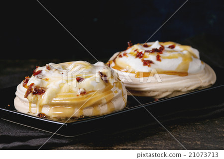 Pavlova dessert with caramel 21073713
