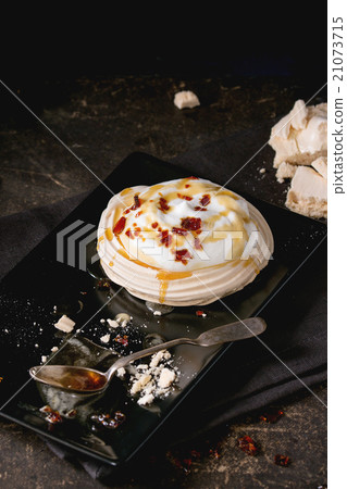 Pavlova dessert with caramel 21073715