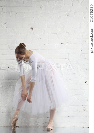 Ballerina in white Ballerina in white 21076259