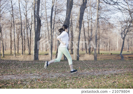Woman jogging 21079804