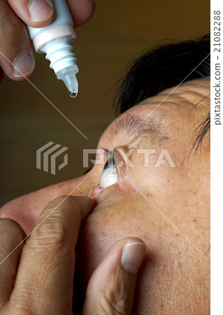 asia man use medicine eyedropper 21082288