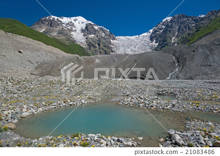 glacier and blue lake 21083486