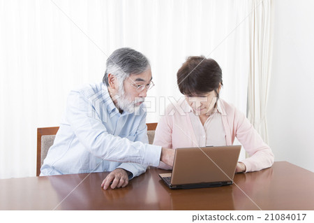 Senior couple senior couple PC to play computer 21084017