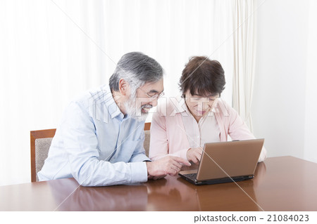 Senior couple senior couple PC to play computer 21084023
