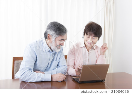 Senior couple senior couple PC to play computer 21084026
