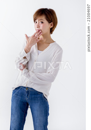 Women in their late twenties 21084697