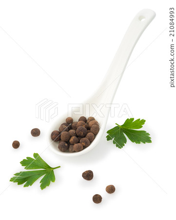 allspice in a white ceramic spoon allspice in a white ceramic spoon 21084993