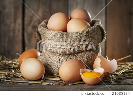 Raw organik farm eggs 21085184