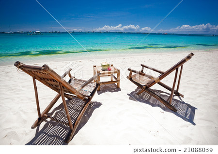Tropical relax on white beach 21088039