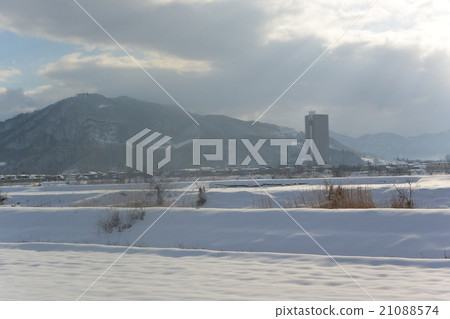 神山的冬季場景 21088574