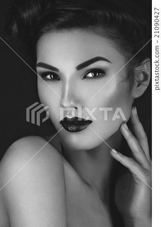 Girl with dark lips 21090427
