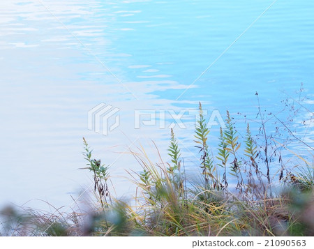 The water surface that the blue sky appears The water surface that the blue sky appears 21090563