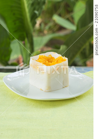 Mini cake with Slice Gold york egg 21090758