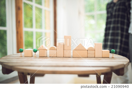 用積木在桌上搭建的城市景觀。 21090940