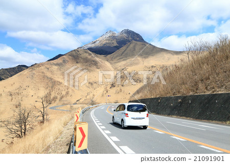 Drive image of Yufuin in winter (Yufedake and white minivan) 21091901