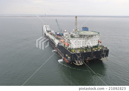 The pipelaying barge The pipelaying barge 21092823