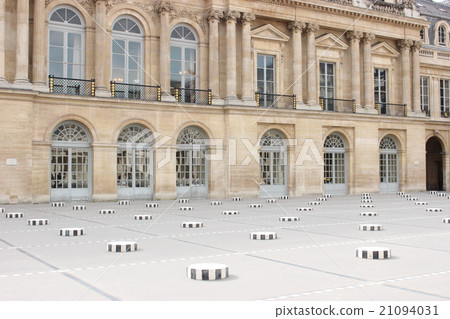 The light overflowing Palais Royal 21094031
