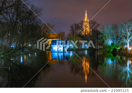 Fairytale night Lake Minnewater in Bruges, Belgium 21095125