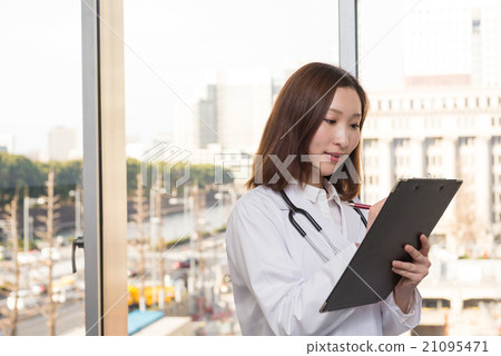 Female doctor 21095471