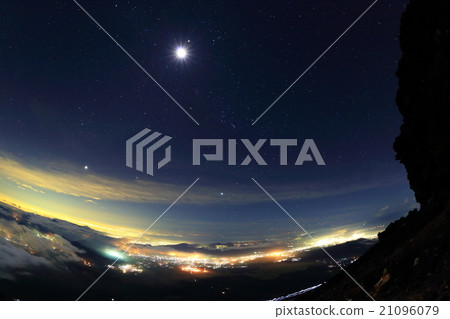 從富士山和月亮·滿天星斗的天空山頂看的東京方向夜視圖 從富士山和月亮·滿天星斗的天空山頂看的東京方向夜視圖 21096079