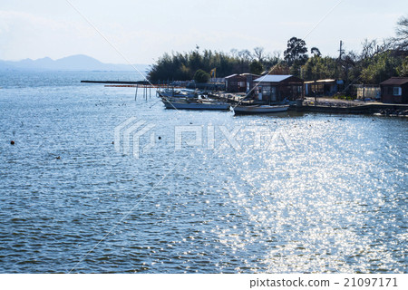 Lake Shinji and a fisherman's boat 21097171