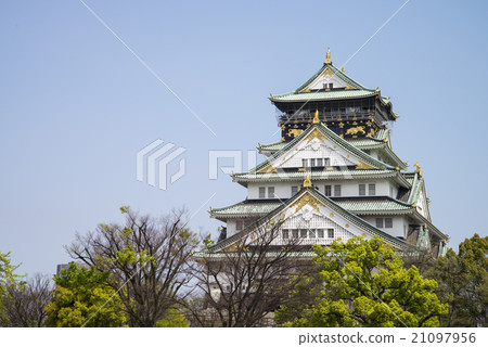 Osaka Castle with blue sky. 21097956