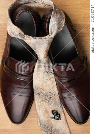 Classic mens shoes, tie, cufflinks on the wooden Classic mens shoes, tie, cufflinks on the wooden 21098714