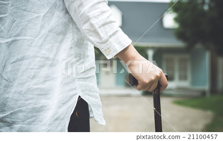 拄著拐杖的女人 拄著拐杖的女人 21100457