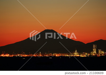 Mt. Fuji and the city of Yokohama when the twilight 21100609
