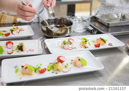 The hand of the cook 21101157