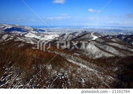 Mountain ranges around Sapporo seen from Mount Boi River in winter and city area in Sapporo 21101784