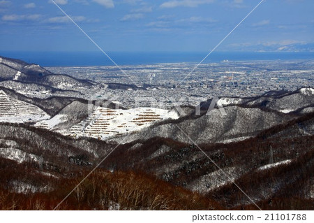 札幌山脈周圍的山脈在冬季和札幌市區從渤海山看到 21101788