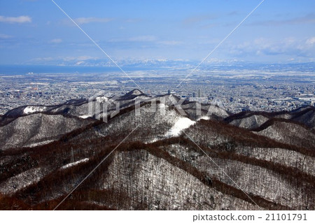 從山谷看到的札幌市區和Masugi山區在冬天 21101791