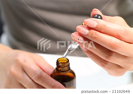 女性的手與美容精華素 21102649