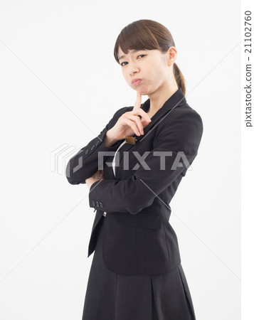 認為通過把您的手指放在您的下巴上的女商人 21102760