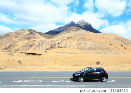 Drive image of Yufuin in winter (Yufu-dake and black compact car) 21103483