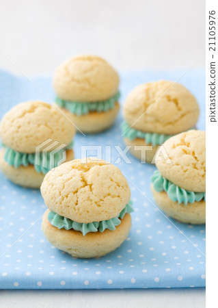Vanilla whoopie pies 21105976