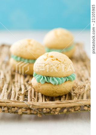 Vanilla whoopie pies 21105985