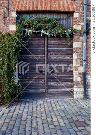 The garage gate The garage gate 21106097