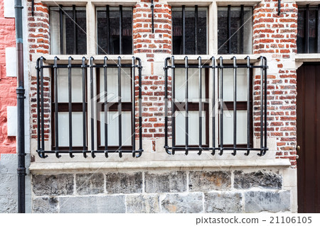 an old window 21106105