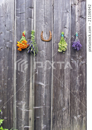 Bundles of fresh herbs and a horseshoe 21106942