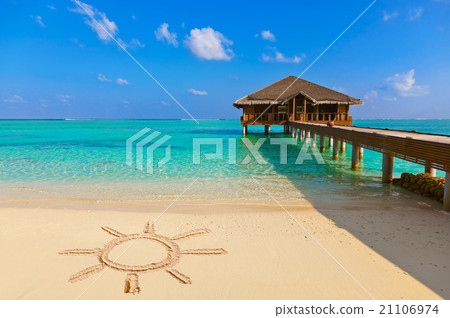 Drawing sun on beach 21106974