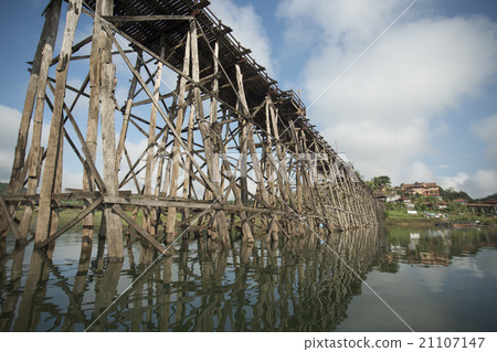 THAILAND KANCHANABURI SANGKHLABURI WOODEN BRIDGE THAILAND KANCHANABURI SANGKHLABURI WOODEN BRIDGE 21107147