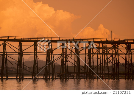 THAILAND KANCHANABURI SANGKHLABURI WOODEN BRIDGE THAILAND KANCHANABURI SANGKHLABURI WOODEN BRIDGE 21107231