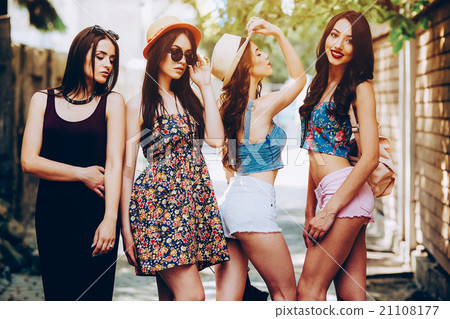 beautiful girls in the city 21108177