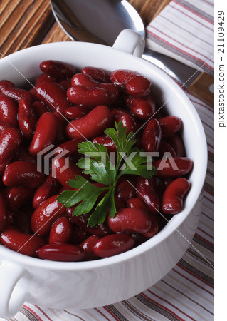 cooked red kidney beans with parsley 21109429