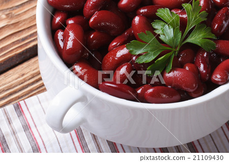 cooked red kidney beans in white bowl close-up 21109430