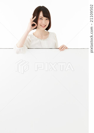 站立在留言簿後的婦女 站立在留言簿後的婦女 21109502