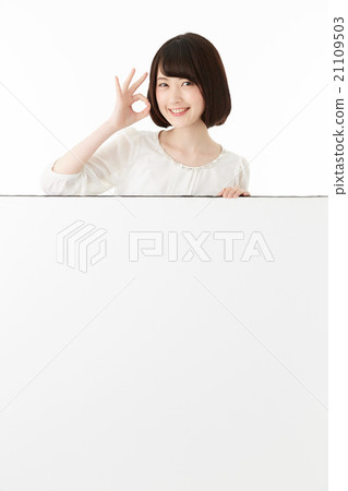 站立在留言簿後的婦女 站立在留言簿後的婦女 21109503